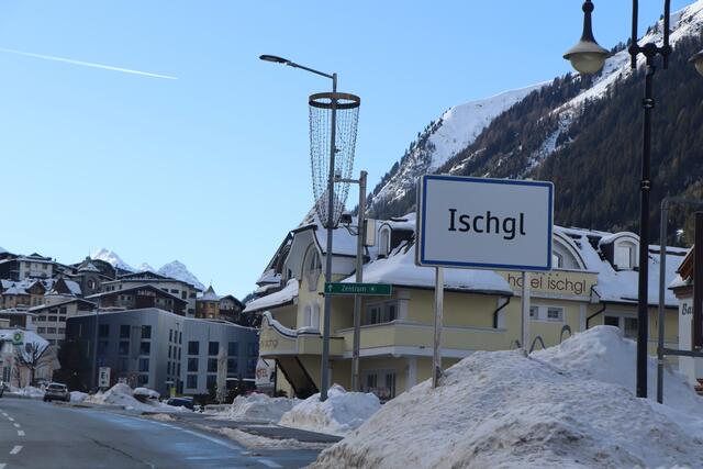 In der Gemeinde Ischgl gilt die FFP2-Maskenpflicht in der Dorfstraße, am Silvrettaplatz und auf dem Fimbabahnweg