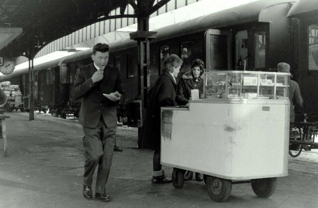 Verköstigung am Imbisswagen, circa 1960 | Foto: Privatarchiv Engelbert Pickl