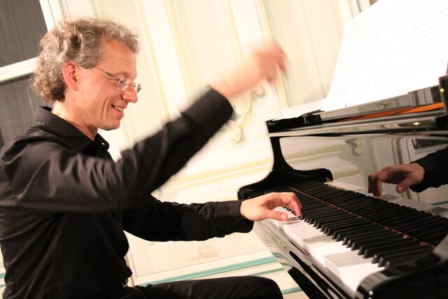 Robert Lehrbaumer blödelte schon als Kind gerne beim Klavierspielen herum. | Foto: Gerhard Ullram
