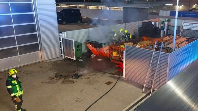 Der brennende Container musste geflutet werden. | Foto: FF Neusiedl am See