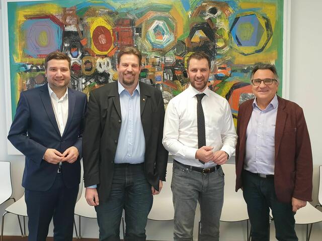 Der Schönwieser Bürgermeister Fink tritt verabschiedet sich: Bezirksvorsitzender LA Benedikt Lentsch, SP-Gemeindevorstand Harald Peham, Landesparteivorsitzender Dr. Georg Dornauer und Bürgermeister Mag. Wilfried Fink (v.li.)