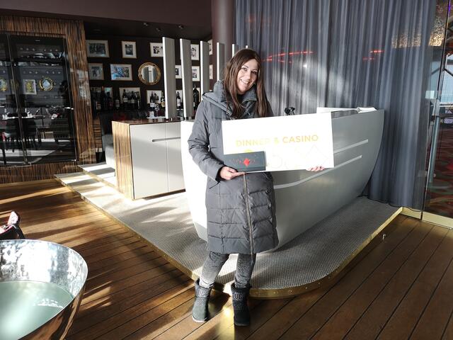 Jasmine Rudackij freut sich sehr über den Gewinn des Gutscheins und kann es kaum erwarten ihn einzulösen.  | Foto: Casino Velden