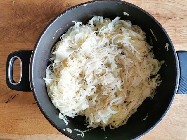 Die Zwiebel in etwas Öl dünsten lassen. | Foto: Katrin Ebetshuber