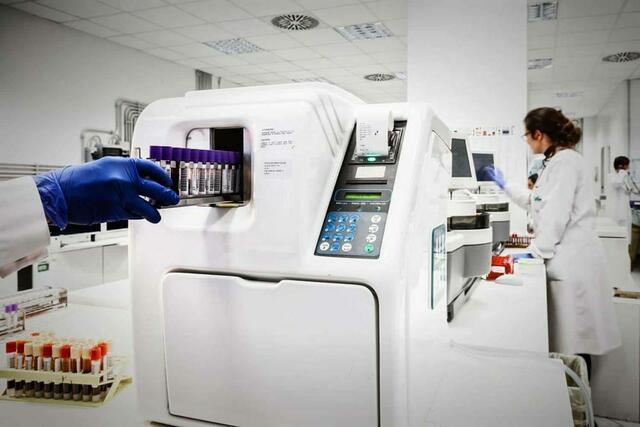 Teure, hochsensible Laborgeräte machen die rasche PCR-Testauswertung möglich.