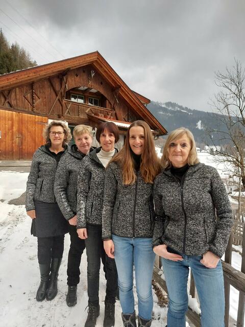 Die neue Spitze: Ortsbäuerin Johanna Gratl mit Carola Holzmann, Christine Ebner, Manuela Röthinger und Traudi Papes. Nicht im Bild: OB-Stv. Anita Riedl
