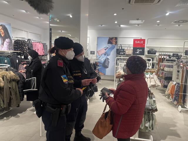 Falls  Kontrollen anfangs noch nicht datengestützt und automatisiert möglich ist, werde man, wie auch schon von Bundeskanzler Karl Nehammer (ÖVP) ins Spiel gebracht, möglicherweise auf ein „anderes Kontrollregime“ zurückgreifen. Wie man sich das vorzustellen habe? Maurer: "Na, so wie Behörden eben kontrollieren." | Foto: alle von: Katharina Schrefl