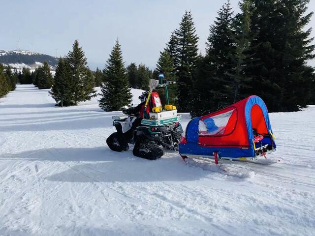 Ein Quad mit Rettungsschlitten sorgt im Ernstfall für einen schonenden und raschen Abtransport der Patienten von der Piste.