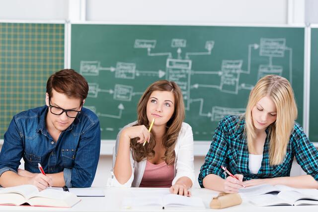 Kärntens Schüler ärgern sich darüber, dass die mündliche Matura heuer wieder verpflichtend sein soll. | Foto: stock.adobe.com/contrastwerkstatt