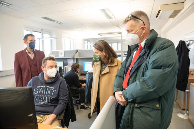 Mehr Geld für's Contact Tracing: Bürgermeisterin Elke Kahr und Stadtrat Manfred Eber besuchten im Dezember die Mitarbeiter:innen des Gesundheitsamtes. | Foto: Stadt Graz/Foto Fischer