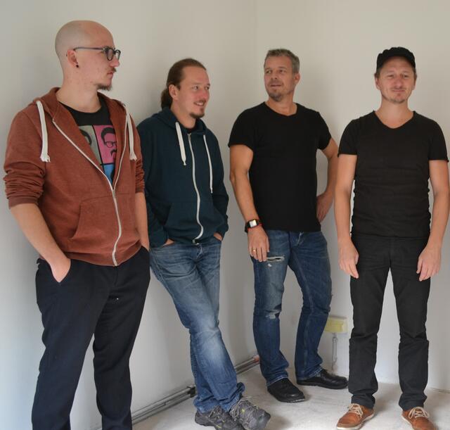 Willy Extra bringt einenMix aus Blues, Folk, Jazz und Rock wilden Geschichten mit.