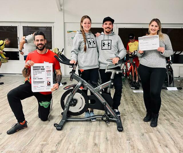 Dominik Resch, Nina Reinschissler und Michael Geiger konnten über 6.000 Euro an Niklas und seine Mutter übergeben. | Foto: Privat