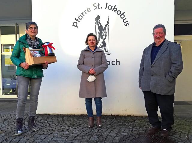 Mathilde Mader, Regionalkoordinatorin der Caritas in Rohrbach und Sozialarbeiterin Ilknur Düzler bedanken sich bei Pfarrer Alfred Höfler für die jahrelange kostenlose Einquartierung im Pfarrheim (v. l.). | Foto: Caritas OÖ