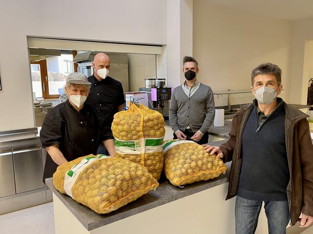 Übergabe einer schmackhaften Spende an die Lebenshilfe Kindberg: Biobauer Karl-Heinz Fraiß mit Heinz Schlagbauer, Martin Florian und Lore Zinterl (von rechts).