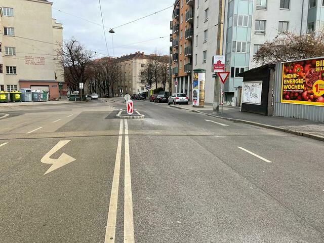 Auf der zweiten Spur der Brücke über die Schnellbahngleise in der Kreuzgasse ist nun eine Verkehrsinsel im Weg | Foto: Johannes Reiterits