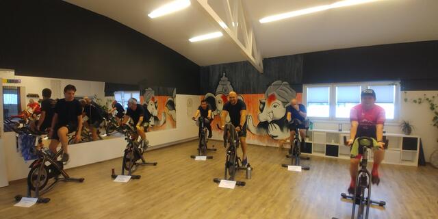 Im Bewegungszentrum Deutschlandsberg wurde an zugewiesenen Plätzen mit genügend Abstand für den guten Zweck geradelt. | Foto: Privat