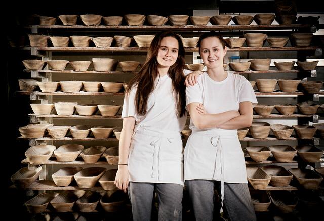 Laura (r.) und Lena Kasses leiten die Bäckerei seit 2021.