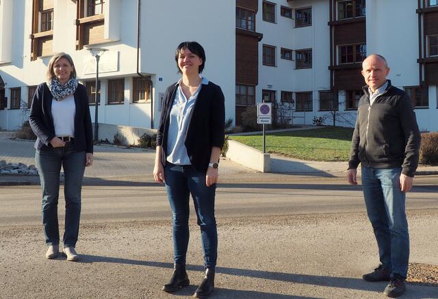 (v.l.n.r.) Abteilungsvorständin Martina Piribauer, Lehrgangsleiterin Julia Kremsner und Direktor Franz Aichinger