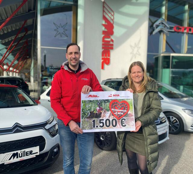 Markus Müller und Christine Parzer bei der Spendenübergabe.
 | Foto: MIVA Austria