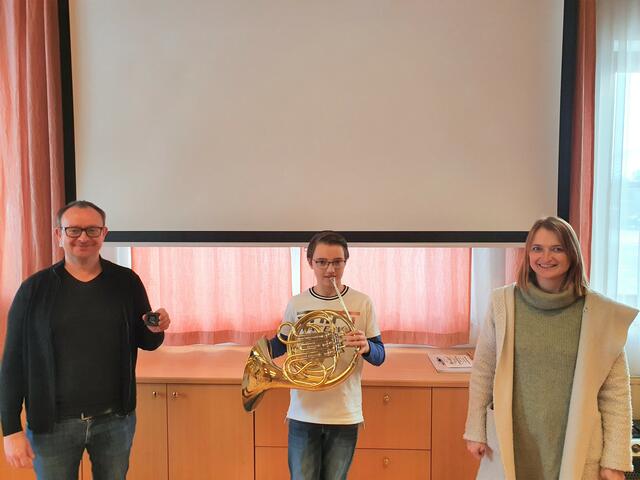 Michael Neuwirth (Standortkoordinator des Musikschulverbandes Oberes Waldviertel), Musikschüler Liam Walter und Petra Walter (Kassier-Stv. der Trachtenkapelle Brand). | Foto: Trachtenkapelle Brand