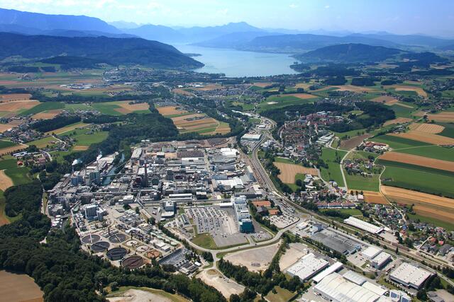 Auf einer ehemaligen Deponie "Ofenloch" errichtet die Lenzing AG die größte Freiflächen-PV-Anlage Oberösterreichs.