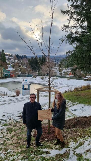 Gemeinderätin Stephanie Anderlik zusammen mit Christian Sibitz und einem neuen Baum. | Foto: Gemeinde Eichgraben