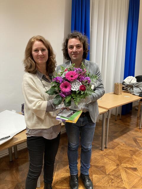 Zur Pensionierung überreichte Direktor Erich Schöfl Ursula Kropfreiter einen Blumenstrauß.