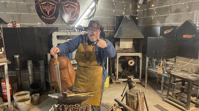 Das Schmiedehandwerk hat Martin Nagy in Eigenregie erlernt - ebenso die Verarbeitung von Holz und Leder. 