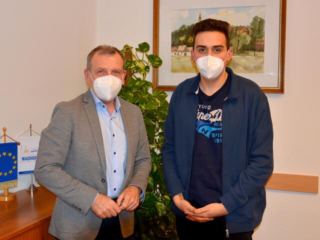 Zu einem Gespräch über die Petition „Eislaufplatz für Waidhofen an der Thaya“ lud Bürgermeister Josef Ramharter (l.) den Initiator Georg Schlager ein.