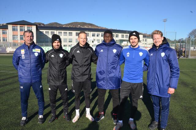 Cheftrainer Kurt Russ mit Okan Aydin, Mario Kröpfl, Youba Diarra, Patrick Farkas und Athletiktrainer Kevin Maritschnegg (v. l.)