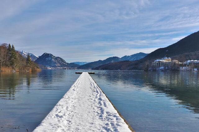 Winterlicher Laufsteg 
Naturbadestrand Fuschlsee /Hof bei Salzburg