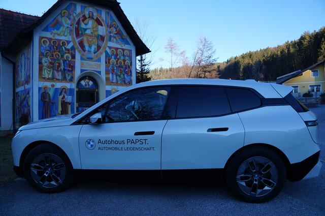 Zwei Kunstwerke: Die Franz Weiss-Kapelle und der neue BMW iX | Foto: Almer
