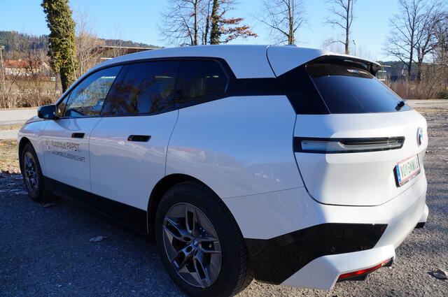 Die Modelle des BMW iX sind bis zu beinahe fünf Metern lang. | Foto: Almer