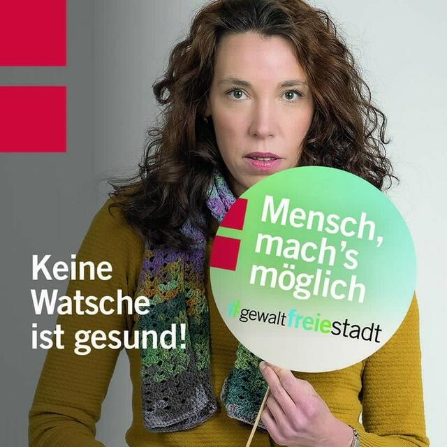 Belinda Plattner mit ihrem Statement auf dem Plakat.