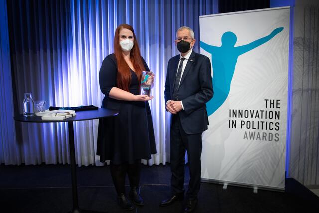 Co-Direktorin von kood/Jõhvi und Gewinnerin der Kategorie Bildung, Karin Künnapas nahm die Auszeichnung aus den Händen des österreichischen Bundespräsidenten Alexander Van der Bellen entgegen