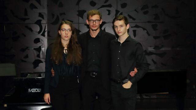 Die drei ausgezeichneten KUG-Student:innen Kristin Sophie Hütter (Klavier), Ivan Glebov (Violine) und Rafael Catalá (Violoncello)