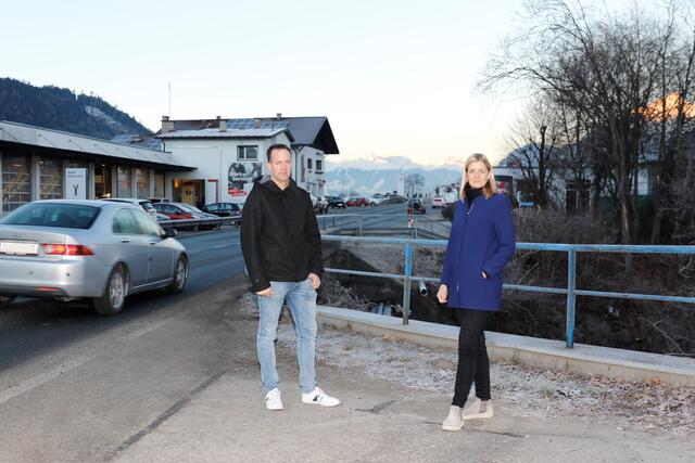 BMin Daniela Kampfl und GR Daniel Pfeifhofer an der Brücke zwischen Mils und Hall, einer verkehrsreichen und gefährlichen Strecke.