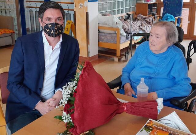Bürgermeister Peter Schobesberger mit Jubilarin Maria Huber.
