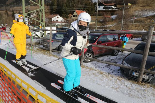 Doppelweltmeisterin Lizz Görgl gab Dancing Stars-Siegerin Caro Athanasiadis Skiunterricht am Stuhleck.