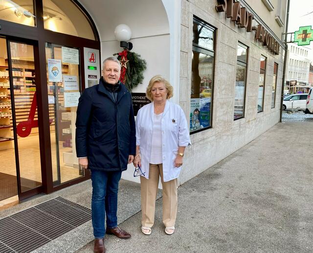 Helmut Schneider mit Apothekerin Mag. Christine Kronberger bringen PCR-Teststraße auf Schiene.