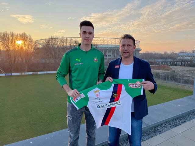 Rapid-Geschäftsführer Sport Zoran Barisic (r.) begrüßt Rene Kriwak beim SK Rapid Wien.