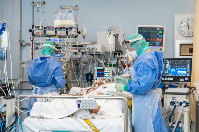 Trotz einem geringeren Anteil an schweren Verläufen werden voraussichtlich viele Menschen auf den Intensivstationen der Spitäler landen.