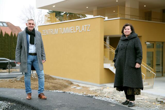 Schärdings neuer Bürgermeister Günter Streicher besichtigte mit Birgit Gerstorfer das Zentrum Tummelplatz. Das neue Alten- und Pflegeheim steht kurz vor der Fertigstellung.