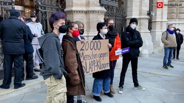 Die Aktivistinnen und Aktivisten übergaben Stadträtin Ulli Sima (SPÖ) – hinter verschlossenen Türen – die Petition mit rund 20.000 Unterschriften.