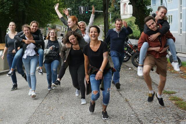 Die zweijährige Ausbildung der SOB Steyr vermittelt fundierte Kenntnisse im Bereich der Pflegeassistenz und je nach Wahl des Schwerpunkts den Abschluss zum Fachsozialbetreuer Altenarbeit beziehungsweise Behindertenarbeit.