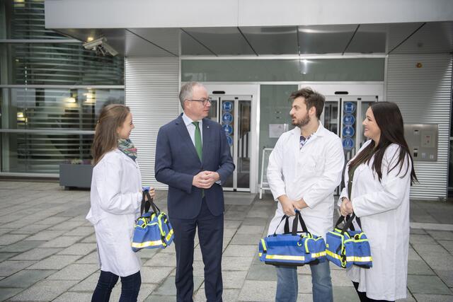 Margarethe Zimmermann-Meinzingen, Studierende; LH-Stv. Stephan Pernkopf; Tristan Klamminger und Karina Schweiger, Studierende
