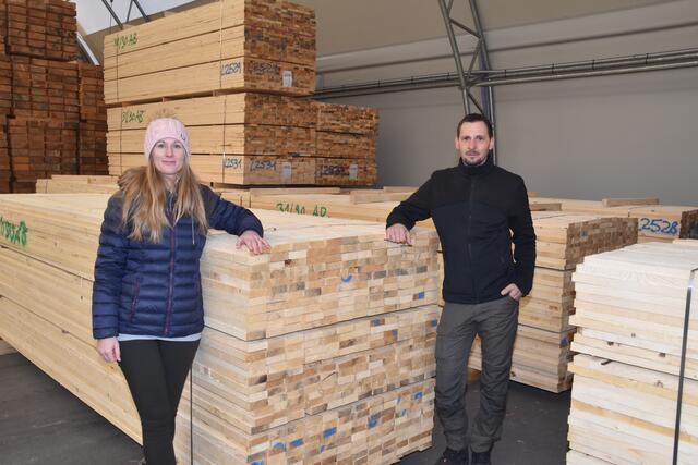 Tanja und Jürgen Ferstl freuen sich über das gelungene Werk. Die neue Halle erleichtert die Lagerung und Verarbeitung des Schnittholzes. | Foto: Martin Wurglits
