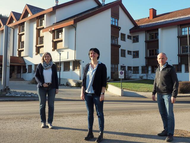 Abteilungsvorständin Martina Piribauer, Lehrgangsleiterin Julia Kremsner und Direktor Franz Aichinger.