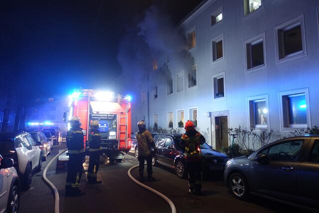 Die Nachlöscharbeiten gestalteten sich aufgrund von Sammlergegenständen in der Brandwohnung als sehr aufwändig.