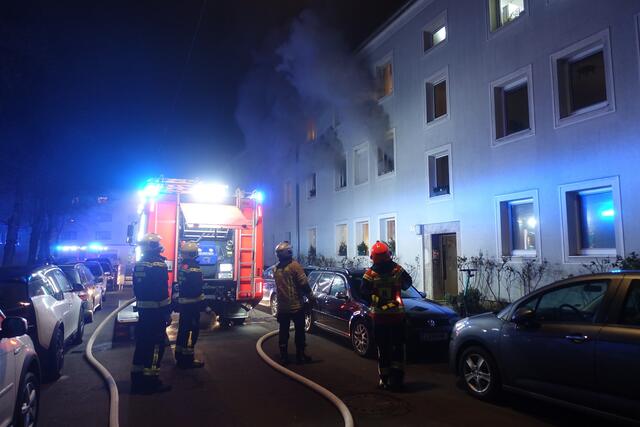 Die Nachlöscharbeiten gestalteten sich aufgrund von Sammlergegenständen in der Brandwohnung als sehr aufwändig. | Foto: Berufsfeuerwehr Linz