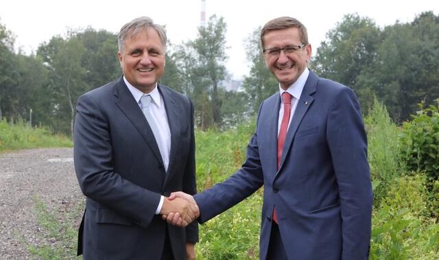 Mit dem Genehmigungsbescheid für die PV-Anlage der Lenzing AG wird der Weg für die Umsetzung der größten Freiflächenanlage in Oberösterreich geebnet. Im Bild Lenzing-AG-Vorstand Christian Skilich und Wirtschafts- und Energie-Landesrat Markus Achleitner bei einem Lokalaugenschein im Vorjahr.